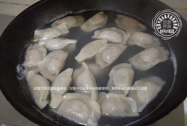 冻饺子怎么煮(冻饺子怎么煮才不会烂)图1