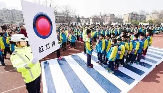 小学生安全公约，关于小学生的交通安全作图1