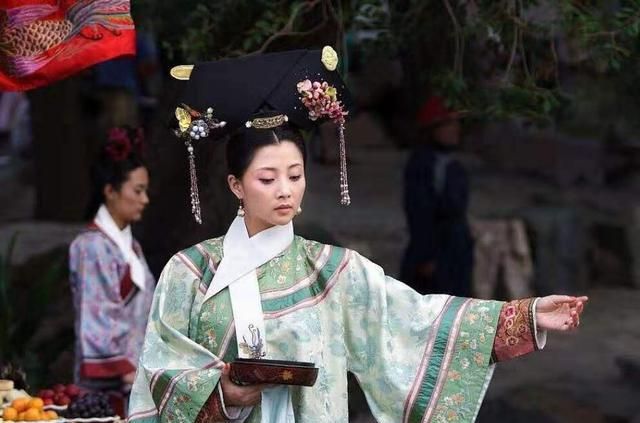 清朝妃子脖子的白布条干什么用的图4